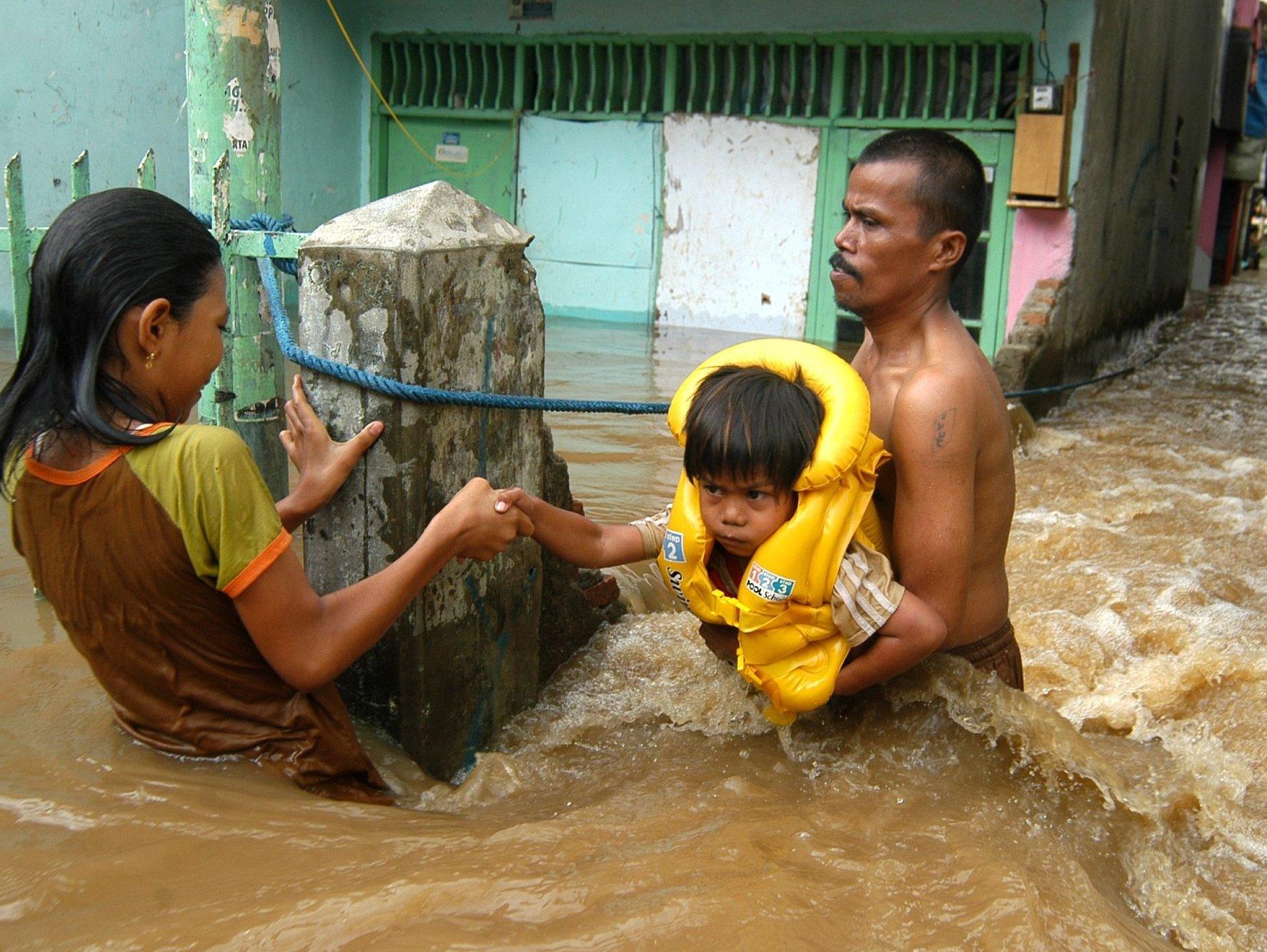Banjir Landa DKI Warga Mengungsi Eh Foke Baru Sibuk