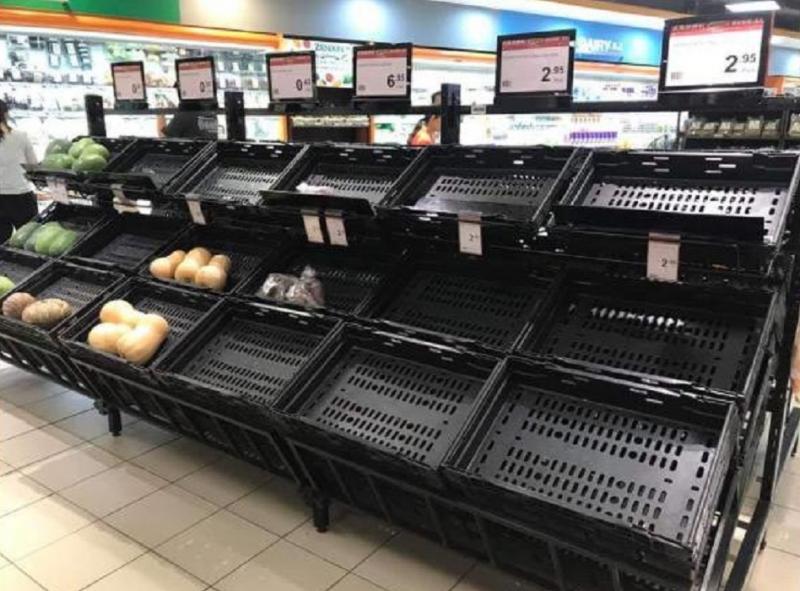 Persediaan buah-buahan hampir habis di supermarket Singapura karena kepanikan warga akan tersebarnya virus corona. (Foto: Twitter)