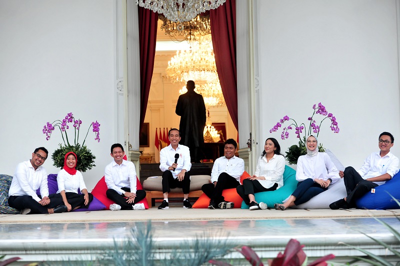 Presiden Joko Widodo memperkenalkan 7 (tujuh) Staf Khusus Presiden baru yang berasal dari kalangan millenial kepada wartawan di Verranda, Istana Merdeka, Jakarta, Kamis (21/11/2019) sore. (kominfo.go.id)