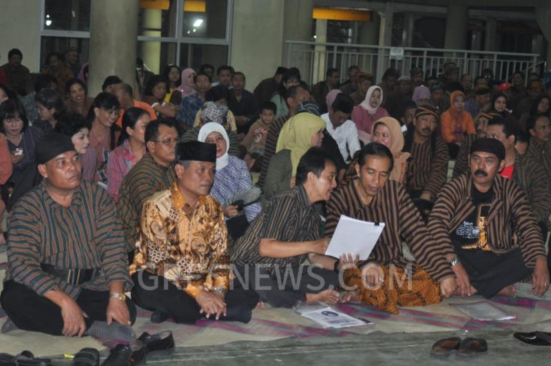 Roy Suryo sedang berbisik ke Jokowi  (Ist/Gresnews.com)