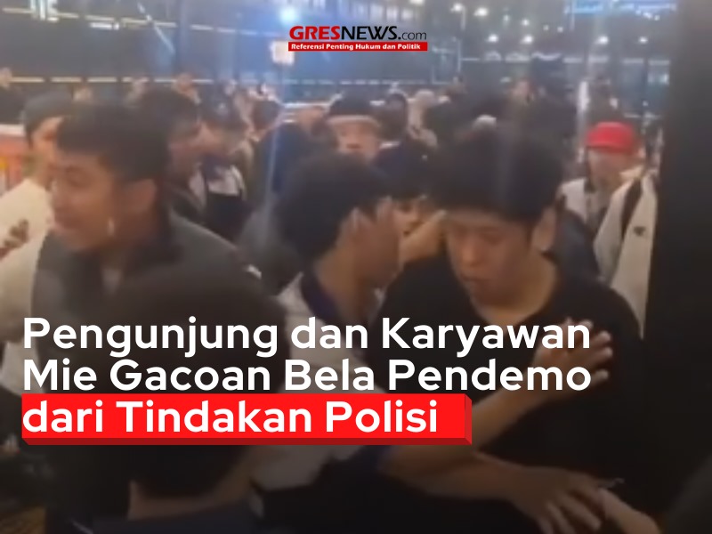 Pengunjung dan karyawan Mie Gacoan membela pendemo saat polisi hendak menangkap mereka.