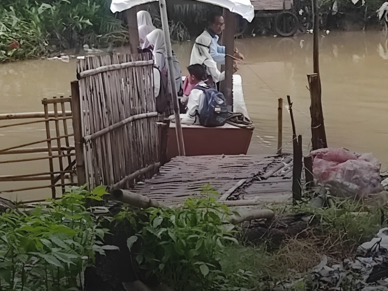 Setiap hari, anak-anak harus melawan rasa takut demi bisa tetap belajar di sekolah.
