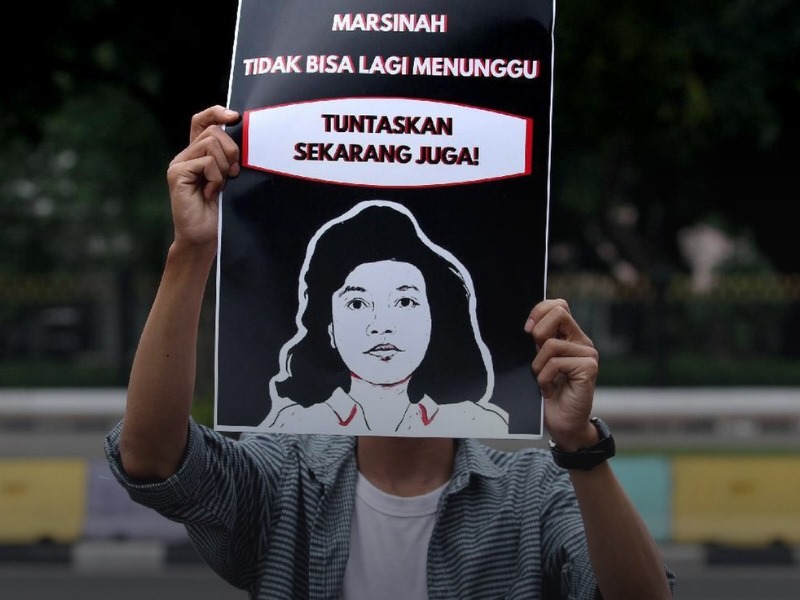 Tahun 1993, Marsinah memimpin protes buruh di Sidoarjo menolak kebijakan upah yang tidak adil. 