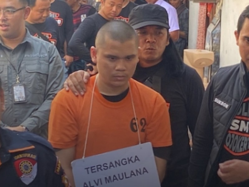 Saat pelaku Alvi Maulana memperagakan adegan penusukan, pintu kos menutup sendiri berulang kali.