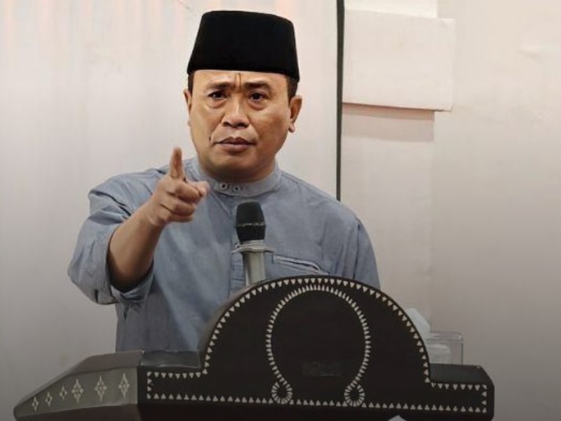 Zamroni Aziz, Kepala Kanwil Kementerian Agama NTB, jadi sorotan setelah melempar tiang mikrofon ke arah ASN saat apel.
