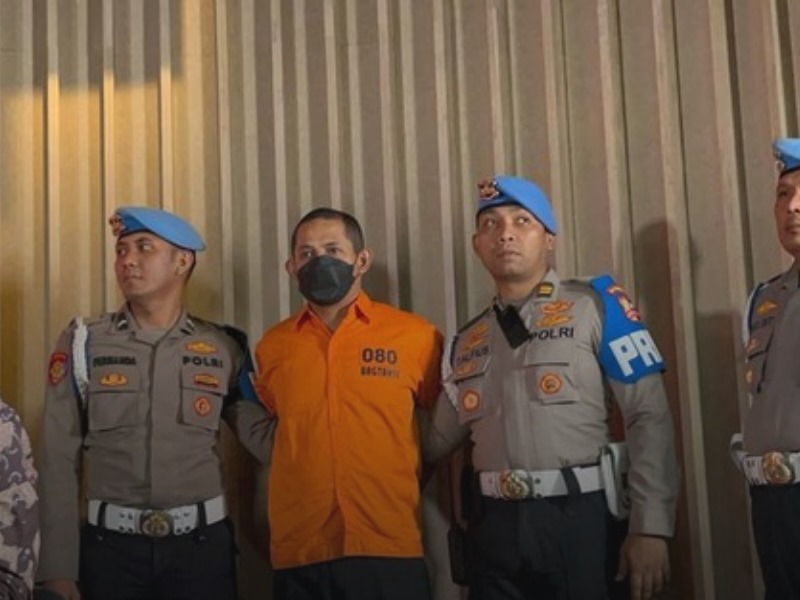 Seorang perwira tinggi polisi, AKBP Fajar Widyadharma Lukman Sumaatmaja, mantan Kapolres Ngada dituntut jaksa 20 tahun penjara karena mencabuli tiga anak.