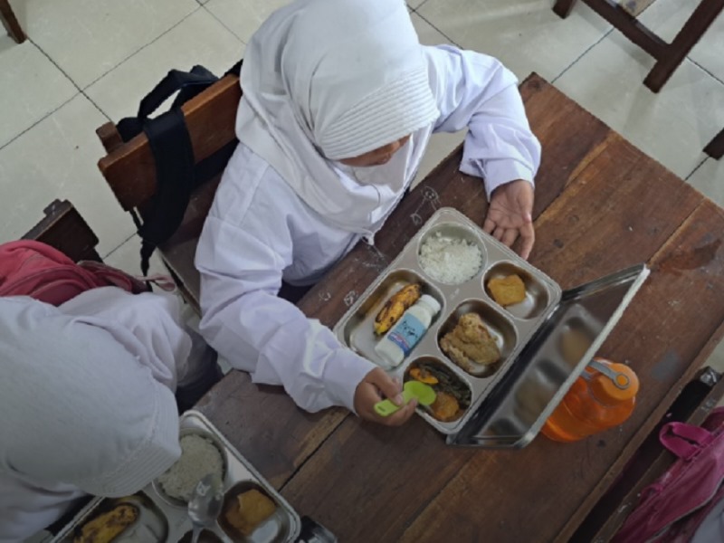 Program Makan Bergizi Gratis (MBG) dikritik keras setelah Badan Gizi Nasional mencatat ribuan kasus keracunan.