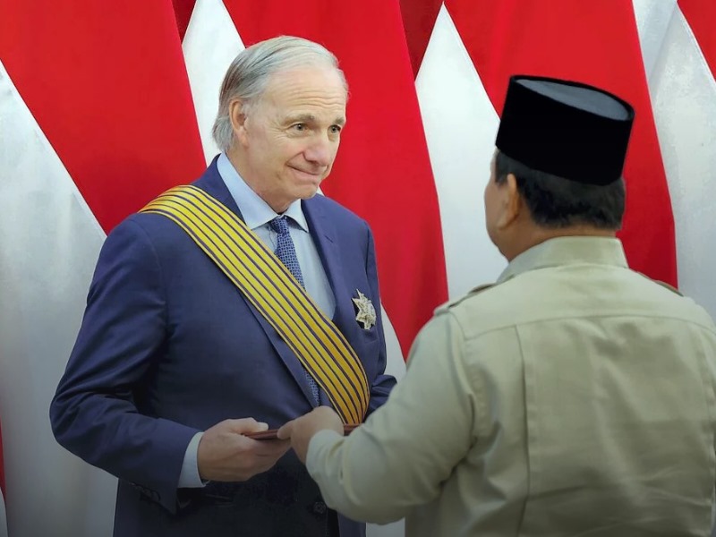 Miliarder asing, Ray Dalio, yang kebagian tanda jasa dari Presiden Prabowo.