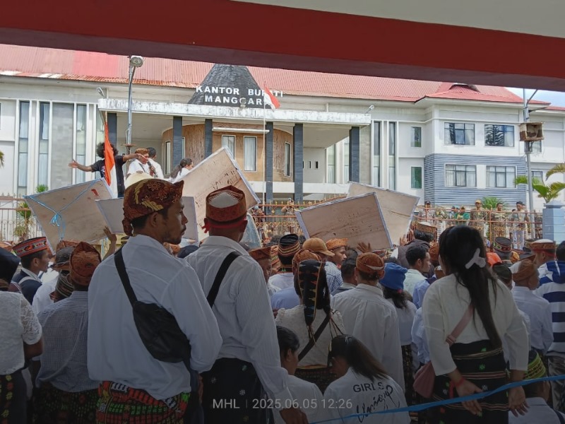Masyarakat adat Poco Leok menggelar aksi damai tolak pembangkit Geothermal.