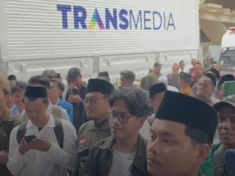 Sejumlah massa dari Pengurus Besar Pergerakan Mahasiswa Islam Indonesia (PB PMII) mendatangi Gedung Transmedia di Tendean, Jakarta Selatan, Rabu (15/10).