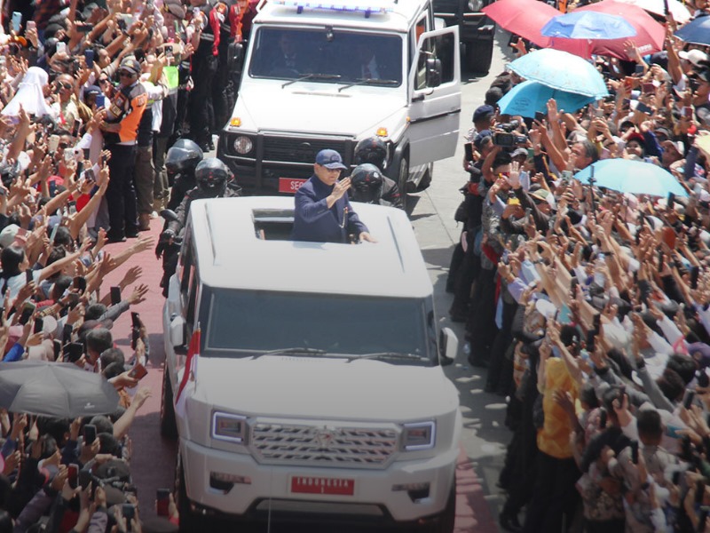 Presiden Prabowo Subianto menaiki mobil Maung.