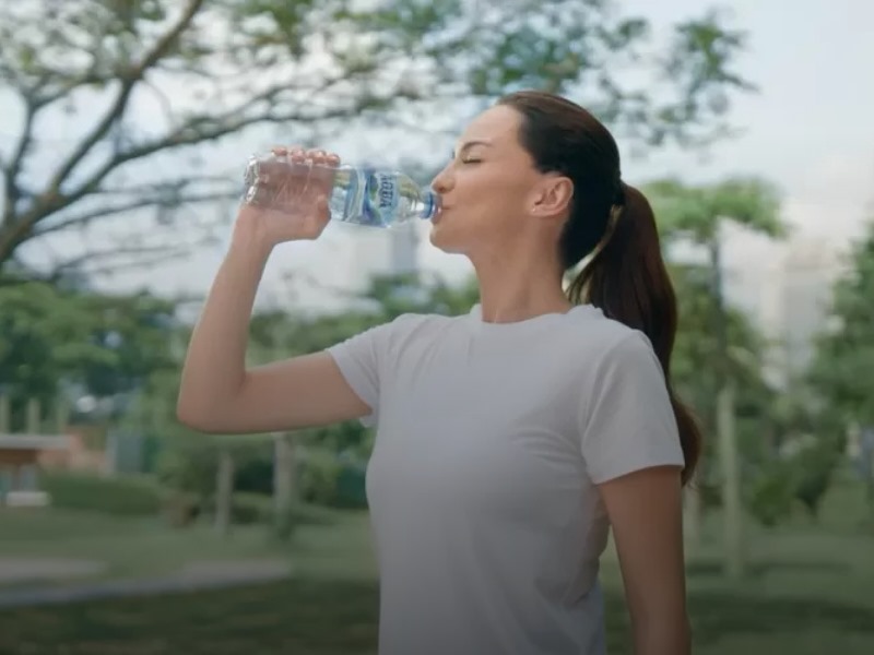 Ilustrasi perempuan minum.