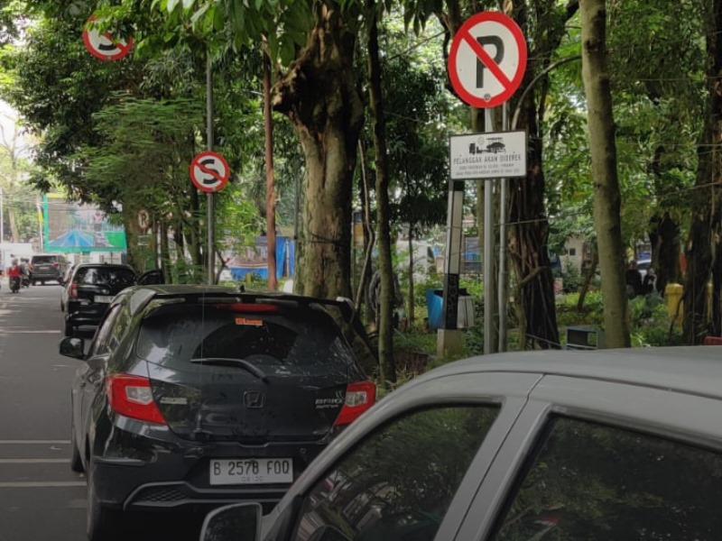 Ilustrasi mobil berhenti di rambu dilarang parkir.