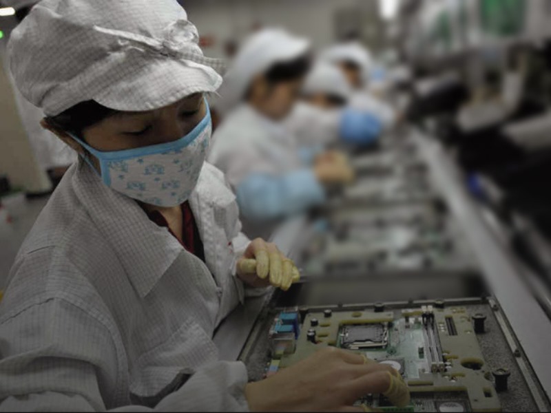 Ilustrasi pekerja pabrik PT Tiphone Mobile Indonesia alias TELE.