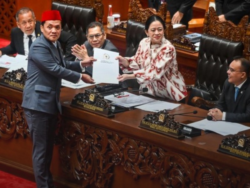 Ketua Komisi III DPR, Habiburokhman saat memberikan dokumen laporan akhir pembahasan RUU KUHAP untuk disahkan menjadi UU kepada Ketua DPR, Puan Maharani dalam rapat paripurna di Komplek Gedung Parlemen, Selasa (18/11/2025). Foto: Tangkapan layar youtube