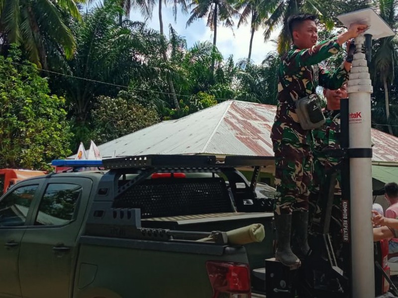 Tentara memasang Starlink.