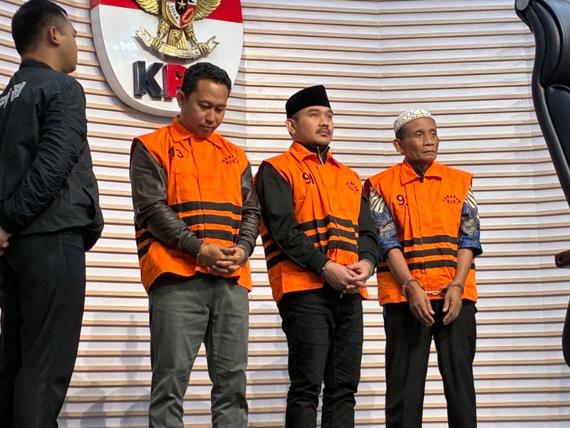 Bupati Bekasi Ade Kuswara dan ayahnya HM Kunang dtang