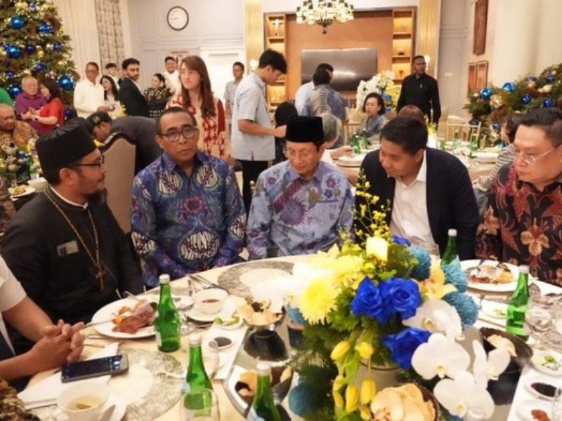 Menteri Perumahan dan Kawasan Pemukiman Maruarar Sirait sedang menggelar open house Natal dan milad ke-56. 