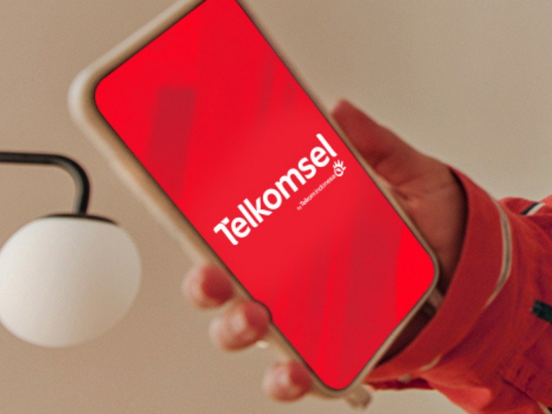 Ilustrasi pegang hape.