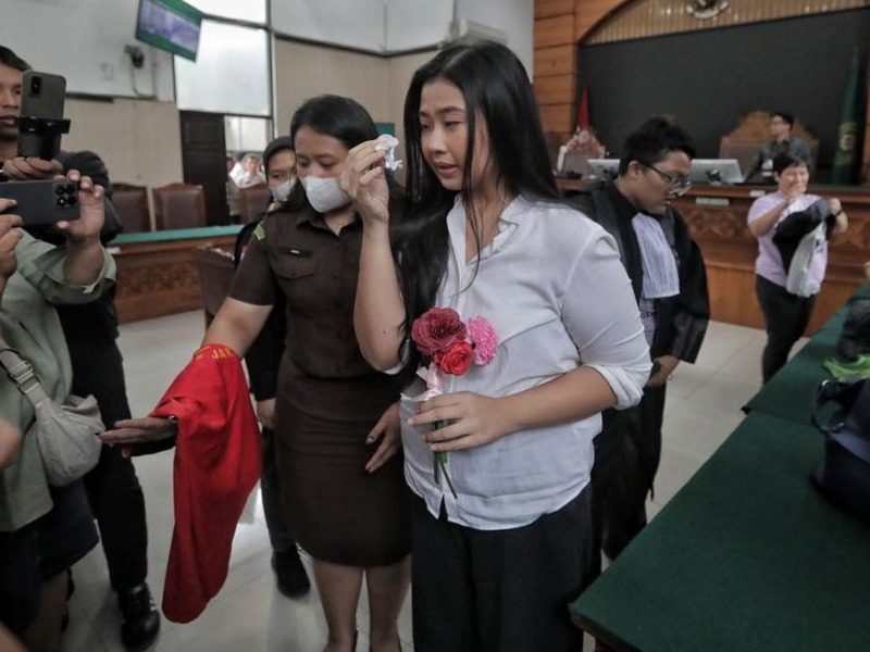 Laras Faizati di ruang persidangan.