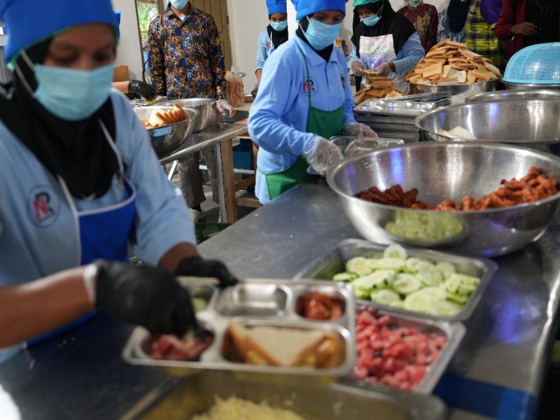 Ilustrasi persiapan masak program makanan bergizi gratis.