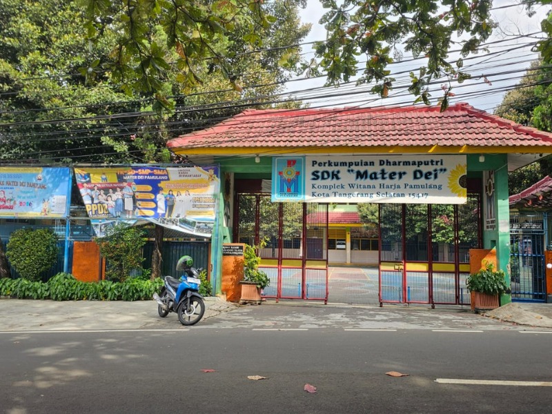 Gerbang Sekolah SD Mater Dei Pamulang Tangerang Selatan.
