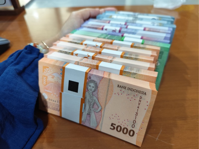 Ilustrasi uang sebagai alat pembayaran utang.