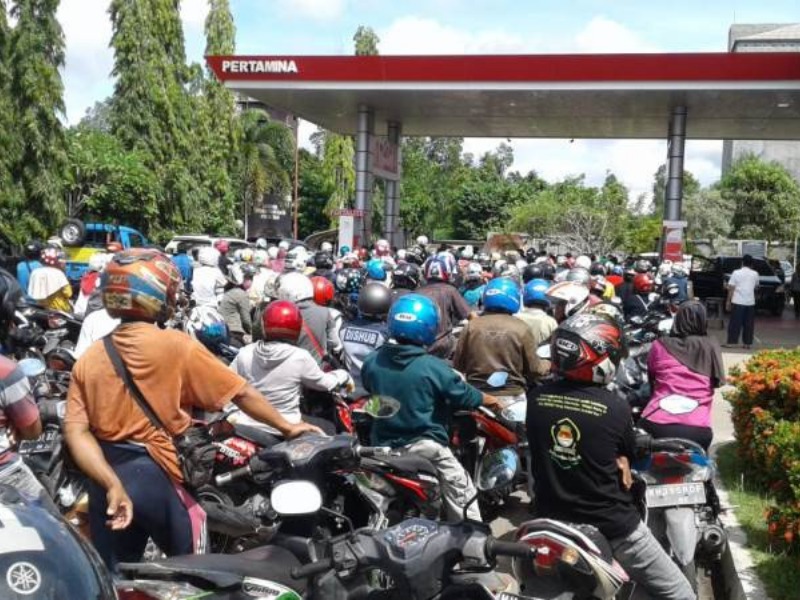 Ilustrasi antri BBM.