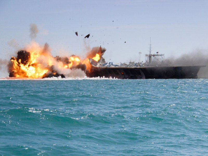 Ilustrasi kapal tanker yang ditembak.