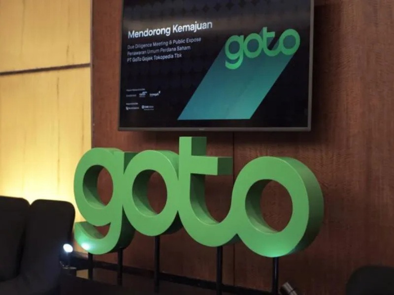 Logo GoTo, perusahaan yang diinvestasikan oleh Telkomsel, anak usaha PT Telkom.
