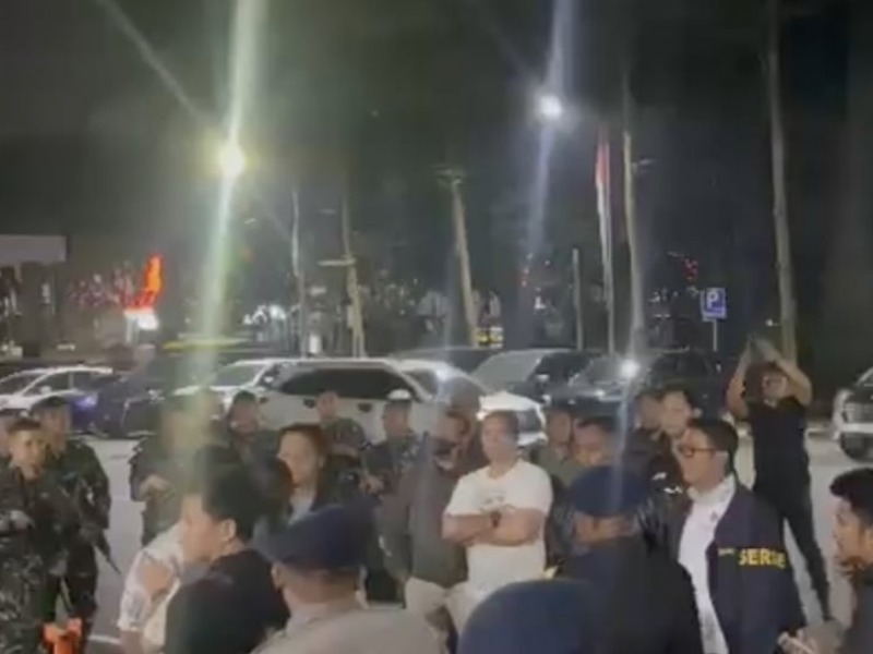 Jam setengah empat subuh. Delapan mobil pribadi. Lima puluh pria berambut cepak mengepung Ditreskrimsus.