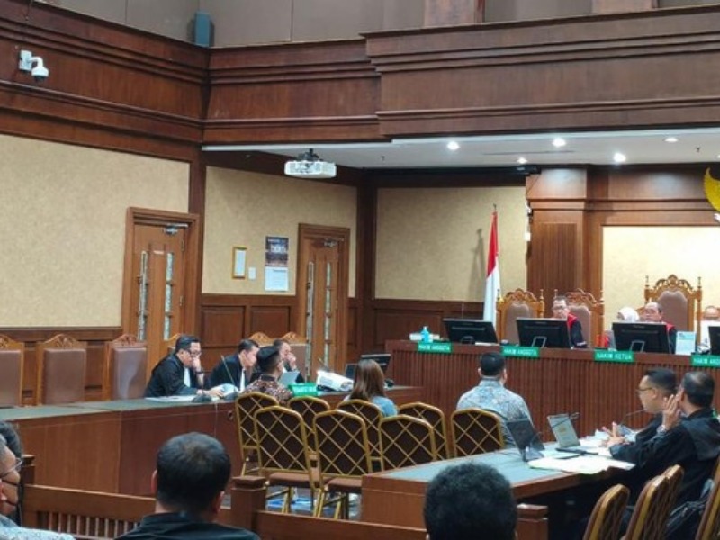 Di ruang sidang Tipikor Jakarta Pusat, HRD PT BlueRay Cargo, Viny Liverie Lie, gemetar dicecar jaksa KPK. Chatnya dengan rekan bernama Yohanes Setiawan dibuka di persidangan.