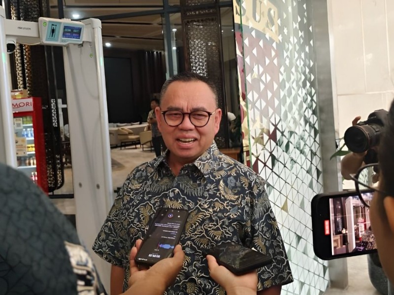 Tiga kali dipanggil Kejaksaan Agung. Tiga kali pula ia bersikeras hanya sebagai saksi. Jumat pagi, kemeja batik hijau. Sudirman Said melangkah masuk Gedung Bundar Kejagung.