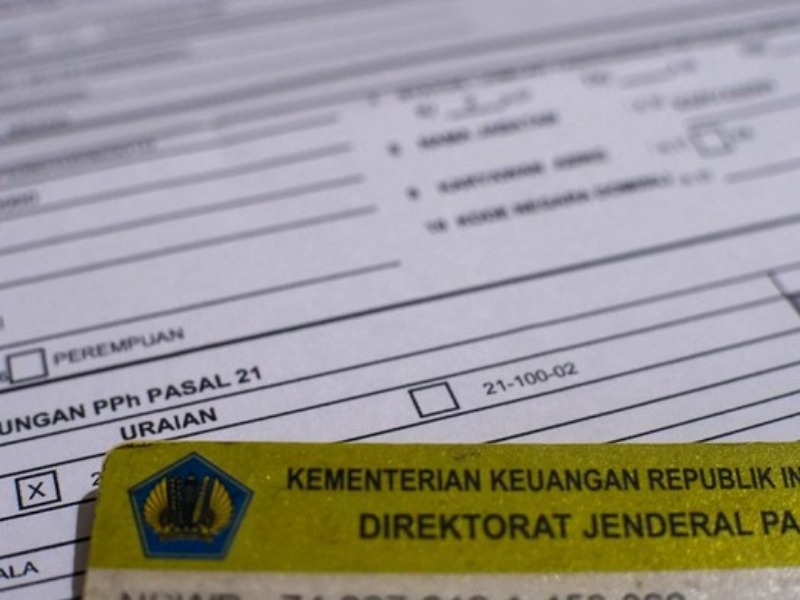 Dirjen Pajak Bimo Wijayanto resmi menandatangani aturan baru yang bikin negara punya mata di mana-mana. Lewat SE-8/PJ/2026, DJP kini boleh datang langsung ke rumah, ke tempat usaha, bahkan melibatkan Babinsa dan Bhayangkara desa untuk mengintai kepatuhan pajak warga. 