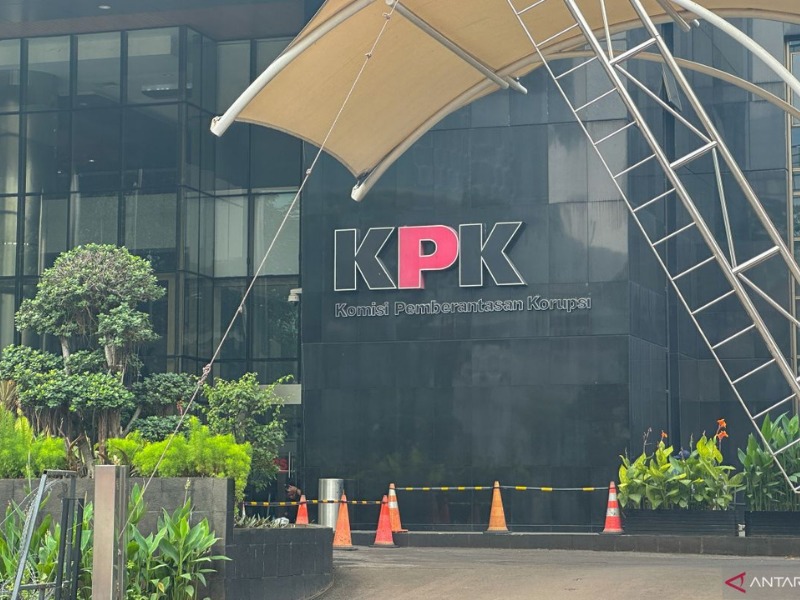 KPK memeriksa Ana Riswati, mantan Finance PT Pasific Cipta Solusi, sebagai saksi kasus dugaan korupsi proyek jalur kereta api.