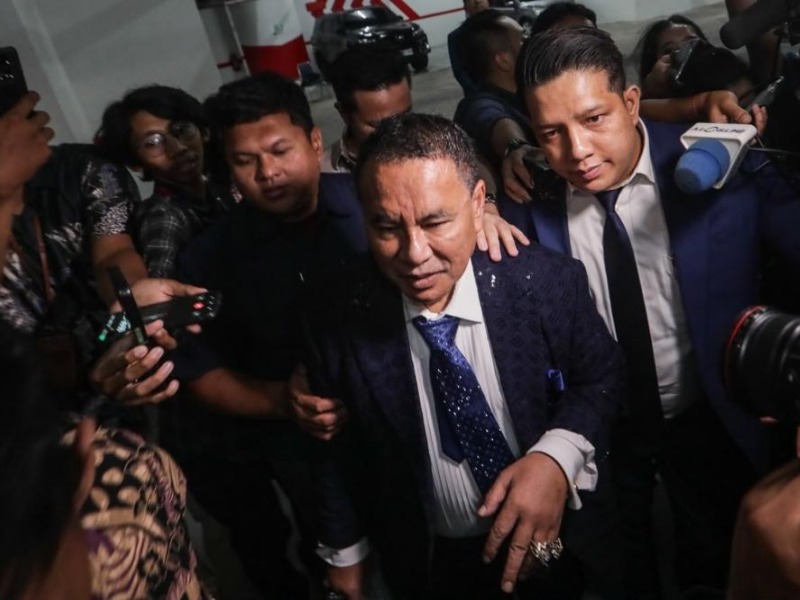 Bayangkan dihujat bukan oleh musuh, tapi oleh darah dagingmu sendiri, di depan jutaan mata. Itulah yang dialami Hotman Paris Hutapea, pengacara kondang, pekan ini. Keputusannya membela eks Jampidsus Febrie Adriansyah, tersangka korupsi batu bara dan Asabri, memicu badai. Frank Alexander Hutapea dan Fritz Hutapea, kedua putranya, angkat suara di media sosial. Fritz menyinggung Benny Jannah, asisten pribadi sang ayah, dengan tudingan makelar kasus di pengadilan. Gelombang ini menyeret Gerakan Pemuda Anti Korupsi turun ke Gedung KPK, menyerahkan laporan resmi. GPAK menegaskan: bukan menghakimi, tapi meminta KPK menelusuri dugaan itu—transaksi, komunikasi, relasi kekuasaan. Yang menuduh markus justru anak kandung sang pengacara sendiri—dan itu yang membuat kasus ini mustahil dianggap angin lalu. Kendati kini Hotman tak lagi menjadi pengacara Febrie. 