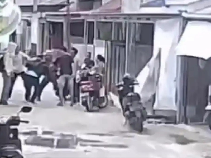 Seorang guru PJOK di SDN 017 Balikpapan Timur diduga dikeroyok di depan rumahnya sendiri usai menegur siswa yang merokok saat berseragam sekolah.