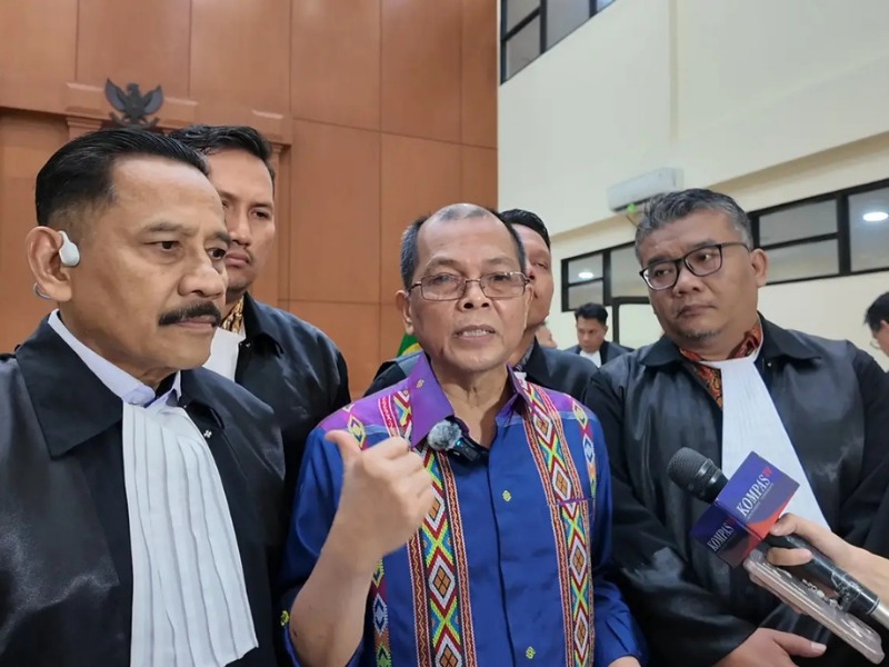 Laksamana Muda TNI (Purn) Leonardi dituntut 8 tahun penjara dalam kasus dugaan korupsi pengadaan satelit Kemhan, sambil membela diri bahwa ia hanya menjalankan perintah.