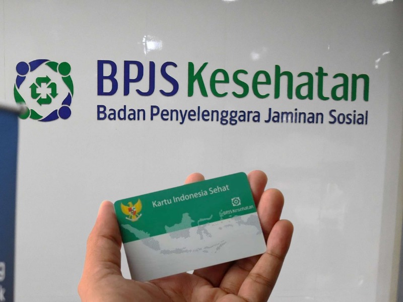Pasien BPJS dihujat nakes usai curhat 8 jam nunggu ruangan, lalu meninggal dunia. IDI dan DPR desak sanksi tegas.