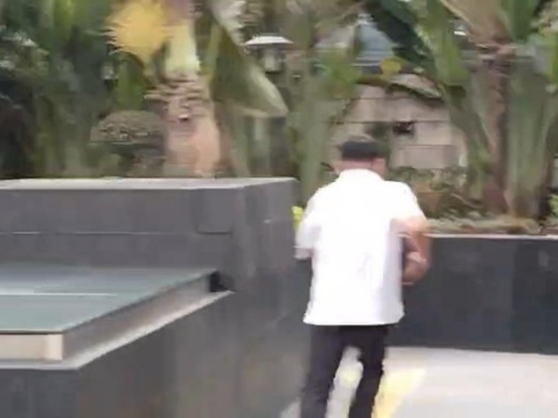 Video eks pejabat Bea Cukai lari dari wartawan sempat viral. Publik pikir itu cuma refleks panik.