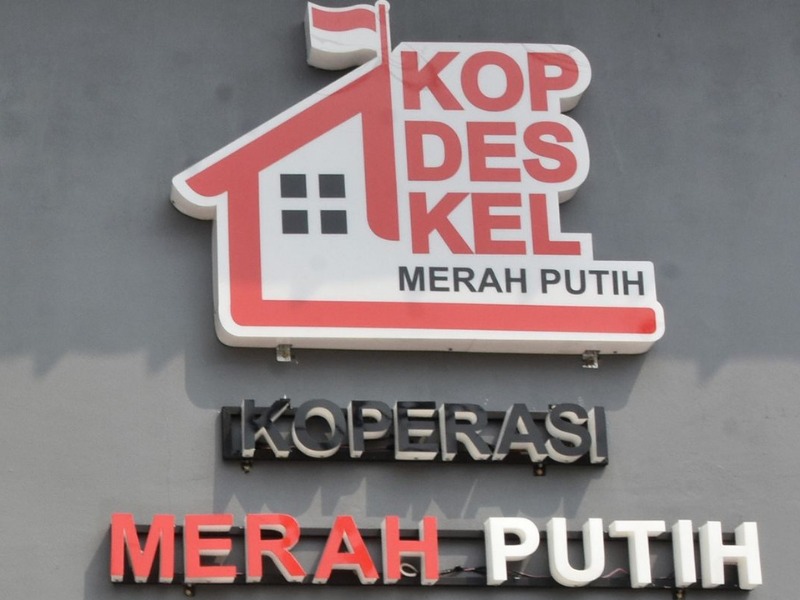 Ribuan gedung Koperasi Merah Putih di Jawa Tengah berdiri megah, tapi kosong melompong. Bukan negara yang bayar listriknya tapi pengurus koperasi.