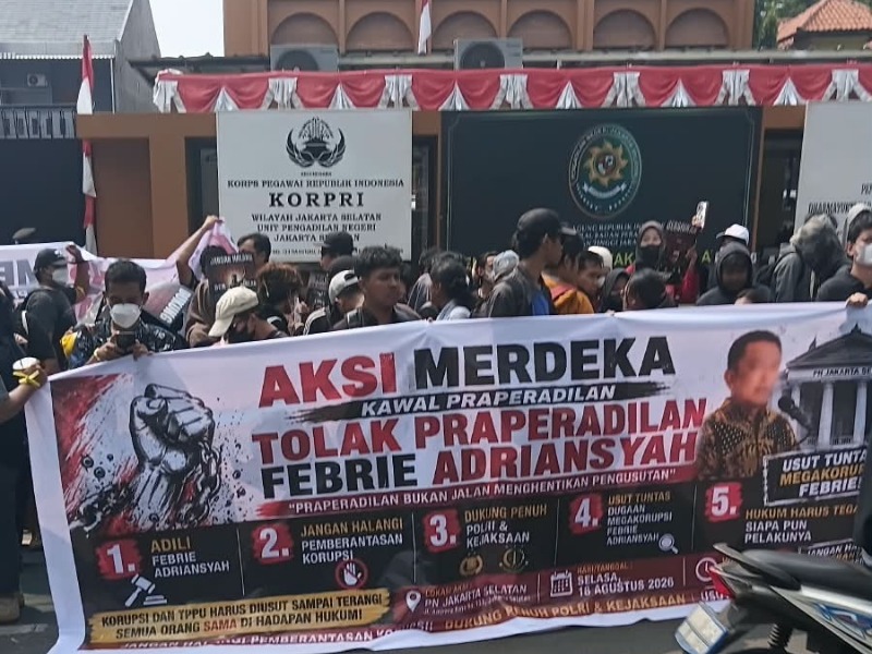 Sidang praperadilan eks Jampidsus Febrie Adriansyah diwarnai unjuk rasa besar yang menuntut hakim menolak permohonan dan menjaga penegakan hukum tanpa intervensi.