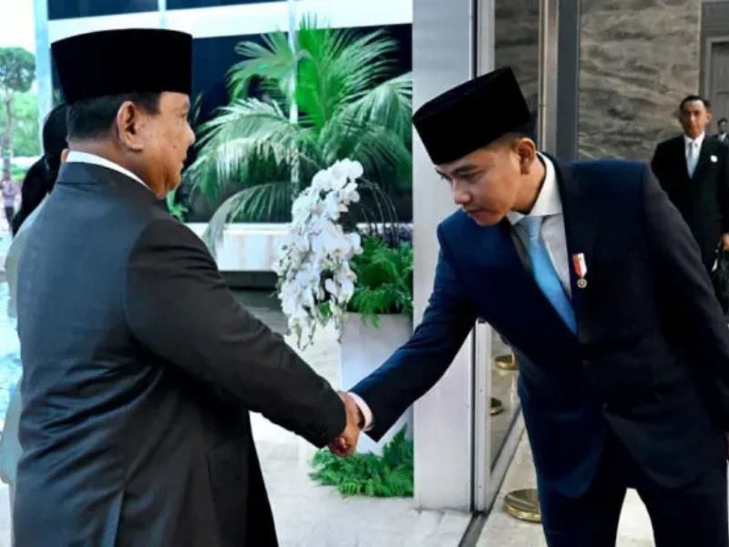 Survei terbaru catat kepuasan publik ke Prabowo-Gibran anjlok ke 37 persen. Mahfud MD buka suara: kritik masyarakat selama ini benar adanya.