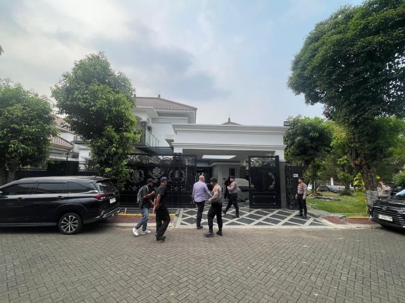 Seorang anggota Polri pernah mengaku di persidangan jadi perantara proyek pemerintahan sambil menerima aliran uang belasan miliar. Kini rumah mewahnya di Cibubur jadi sasaran penggeledahan KPK.