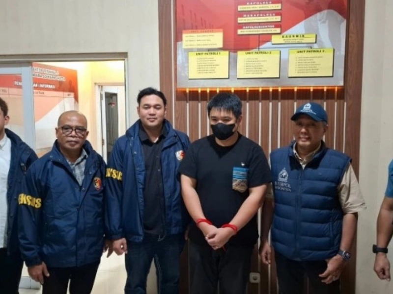 Buron sampai masuk Red Notice Interpol, tersangka penipuan dan penggelapan perusahaan biometrik ini akhirnya tertangkap saat pulang ke Indonesia. Modus fee reseller fiktifnya bikin geleng kepala.