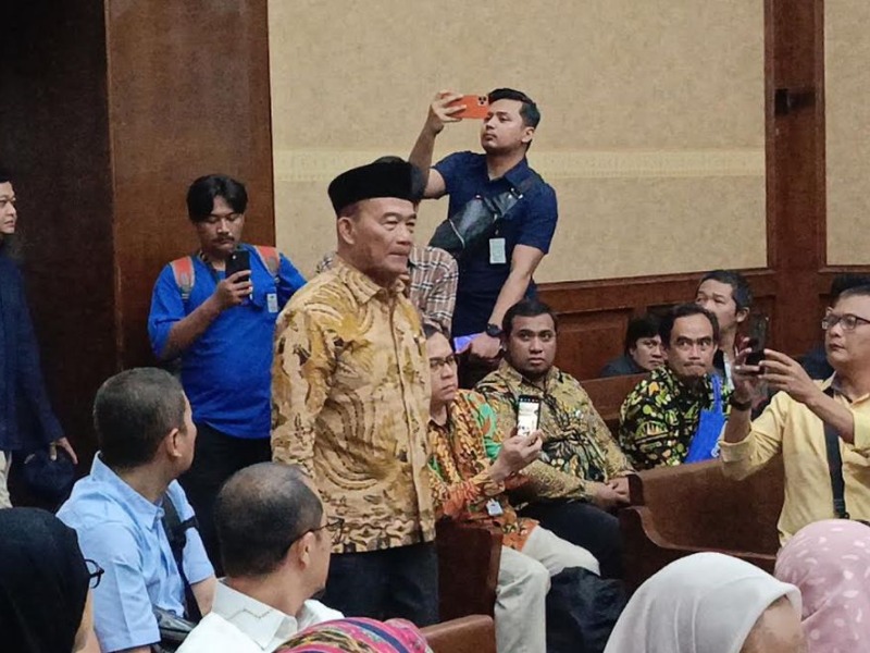 Sidang kasus dugaan korupsi kuota haji memanas. Nama mantan Presiden Jokowi disebut lewat kesaksian Muhadjir Effendy, sampai hakim sendiri turun tangan bertanya siapa presiden yang dimaksud.