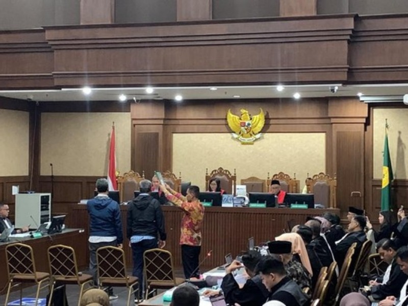 Dalam sidang kasus dugaan korupsi kuota haji tambahan 2023-2024, mantan Kasubdit Kemenag Rizky Fisa Abadi  mengaku menyerahkan Rp500 juta ke eks Staf Khusus Menteri Agama Yaqut Cholil Qoumas, Ishfah Abidal Azis alias Gus Alex — dana yang berasal dari fee percepatan haji khusus 2023, diserahkan lewat perantara tak dikenal.