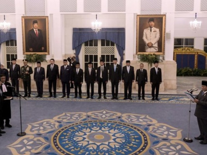 Reshuffle kabinet keenam cuma geser satu kursi. Nama Menteri Kehutanan Raja Juli Antoni disorot publik, tapi kembali lolos. Simak alasannya!
