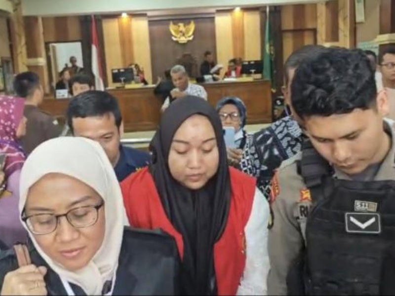 Ulah eks pegawai Mandiri Taspen, Nurma Handika Sari, bikin puluhan pensiunan tersiksa dengan gaji sisa Rp500 ribu. DPRD Banyumas langsung gerak cepat mengawal skandal penipuan Mandiri Taspen ini ke tingkat pusat. Simak penjelasannya!