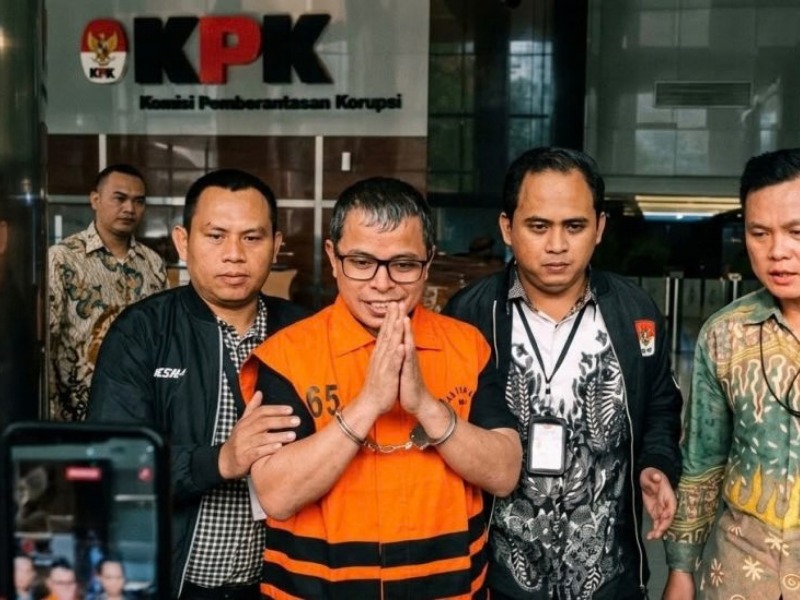 Bupati Bolaang Mongondow Utara Sirajudin Lasena ditetapkan KPK sebagai tersangka dalam kasus dugaan pemerasan proyek. Modus fee 10 persen disebut sudah diatur sebelum proses lelang dimulai, dengan dugaan aliran gratifikasi mencapai Rp11,14 miliar.